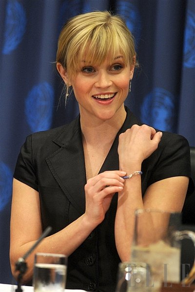Reese Witherspoon z Avonovo dobrodelno zapestnico (foto: Fotografija Reddot)