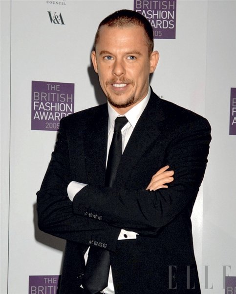 Modni oblikovalec Alexander McQueen svojih kreacij ne želi videti na Paris Hilton.  (foto: Fotografija Reddot)