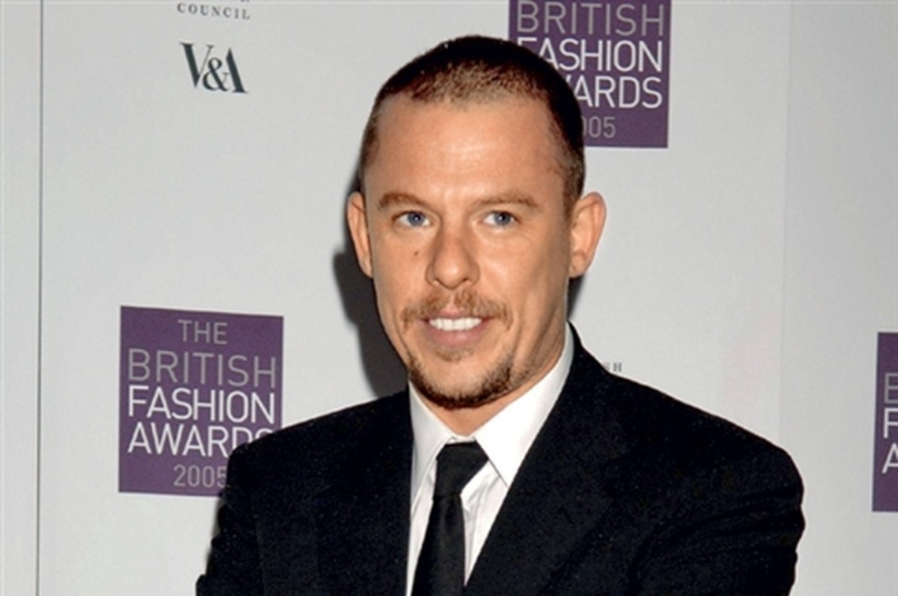 Modni oblikovalec Alexander McQueen svojih kreacij ne želi videti na Paris Hilton.  (foto: Fotografija Reddot)