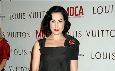 Dvoboj: Dita von Teese in Hilary Swank