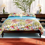 Izbira prozornih zaves ter prevlek s cvetličnim vzorcem poživi vašo spalnico (foto: Fotografija www.potterybarn.com)