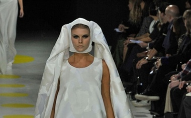 Giles Deacon, pomlad-poletje 2009