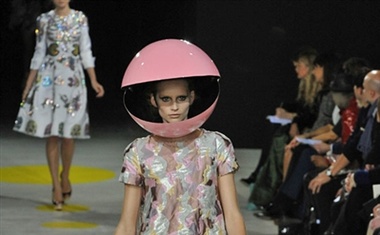 Giles Deacon, pomlad-poletje 2009