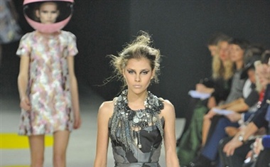 Giles Deacon, pomlad-poletje 2009
