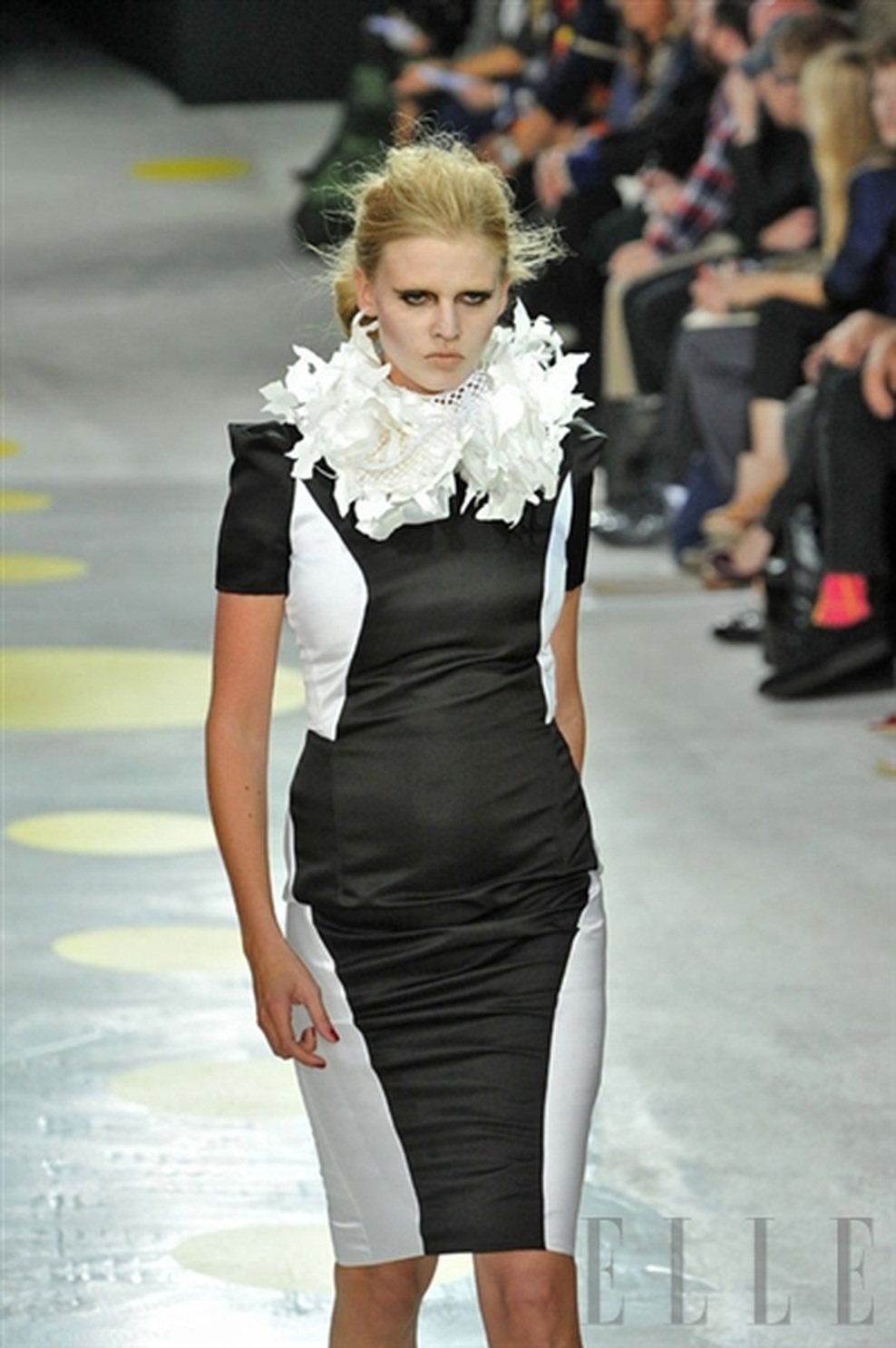Giles Deacon, pomlad-poletje 2009 (foto: Fotografija Imaxtree)
