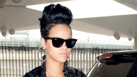 Rihanna zgoraj brez za visoko modo