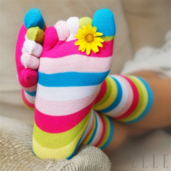 Tople nogavičke, kakršne je včasih pletla stara mama in jih zdaj lahko kupite povsod, so idealne za vse, ki jih vedno zebe in imajo mrzle noge. (foto: Fotografija Shutterstock)