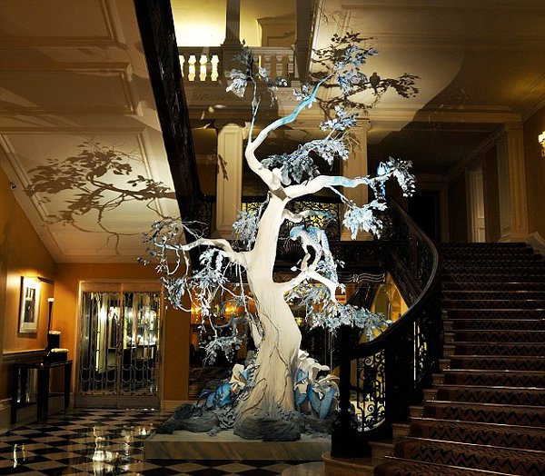 Praznično drevo s podpisom Johna Galliana - Foto: Fotografija luxuo.com