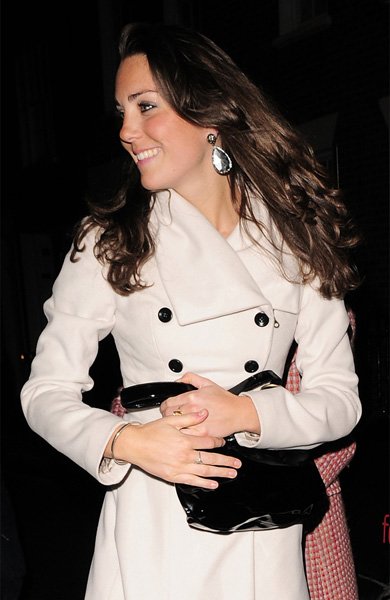 Poročni čevlji Kate Middleton (foto: Fotografija Elle int.)