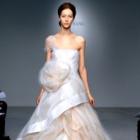 Nevesta skozi poročno vizijo oblikovalke Vere Wang (foto: all about fashion)