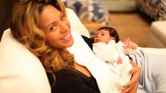 Mlada mamica Beyonce kar žari od sreče. Foto: helloblueivycarter.tumblr.com
