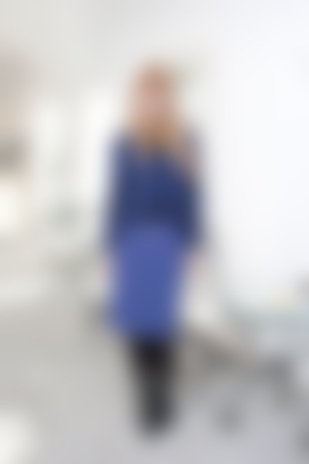 Petra Windschnurer na fotografiji nosi ogrlico Marni at H&M, bluzo Zara, krilo Marni at H&M, uro Michael Kors in škornje Max & Co. Foto: Zaklop
