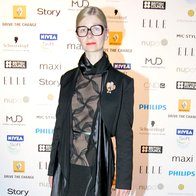 NATALIJA PIHLER
Suknjič SECOND HAND LONDON, majica m*FAGANEL, krilo in čevlji vintidž, torba in očala z bolšjaka, broška – darilo z Malte.
(foto: Aleš Pavletič)