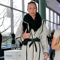 OBISKOVALKA
Trenčkot ISSEY MIYAKE, hlače ZARA, torbica CLAUDIO FERRICI, šal in salonarji ZARA, zapestnica UTERQUE.
(foto: Aleš Pavletič)
