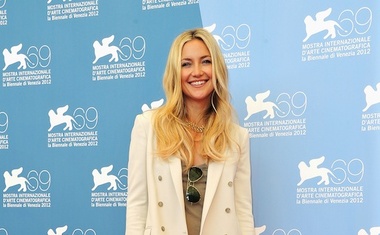 Kate Hudson je za popoldansko tiskovno konferenco oblekla bel hlačni kostim.