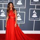 Grammyji: RiRi, (skoraj) dama v rdečem