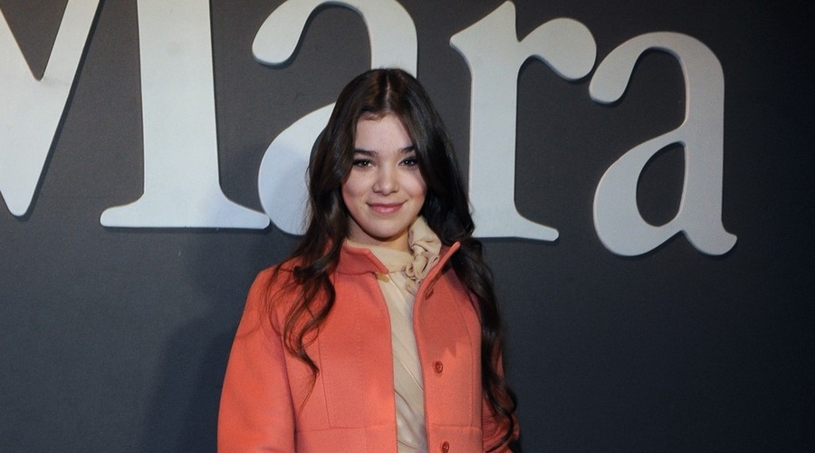 Hailee Steinfeld na reviji Max Mara za jesen in zimo 2013/2014 v Milanu (foto: Profimedia)