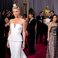 Charlize Theron, obleka Christian Dior in nakit Harry Winston; foto: Bryan Crowe / ©A.M.P.A.S. (foto: AMPAS)