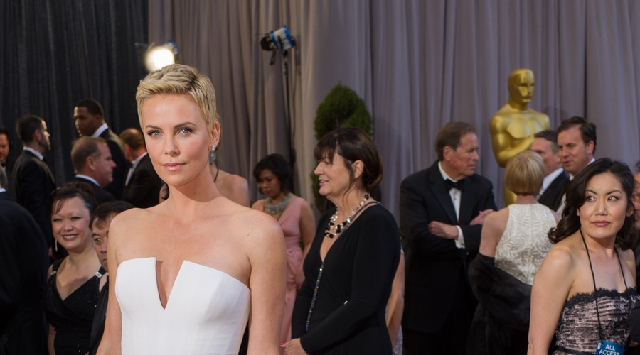 Charlize Theron, obleka Christian Dior in nakit Harry Winston; foto: Bryan Crowe / ©A.M.P.A.S. (foto: AMPAS)