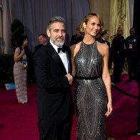 George Clooney in Stacey Keibler (foto: AMPAS)