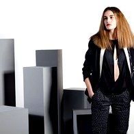 Suknjič Dorothy Perkins, 59 €; bluza Fornarina, 79 €; modrček Women Secret,
22,95 €; hlače Benetton, 49,95 €; broške Škarjice
hrustavke, 23,99 €/komplet. (foto: Fulvio Grissoni)