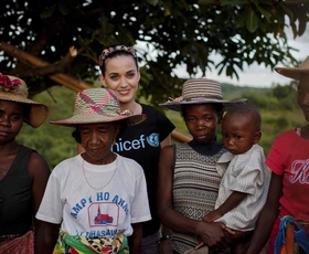 Katy Perry pri otrocih z Madagaskarja