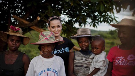 Katy Perry pri otrocih z Madagaskarja