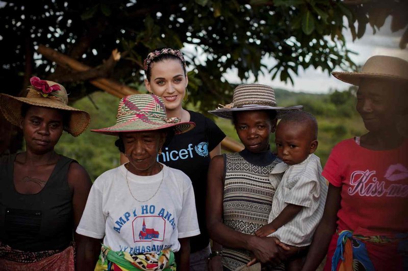 Katy Perry pri otrocih z Madagaskarja (foto: Unicef/Holt)