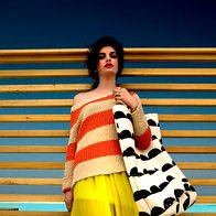 Pulover Leon & Harper, 134 €; obleka Max & Co., 279 €; torba Ferm Living, 71,50 €; prstani Pandora, 49 €/kos. (foto: žiga mihelčič)