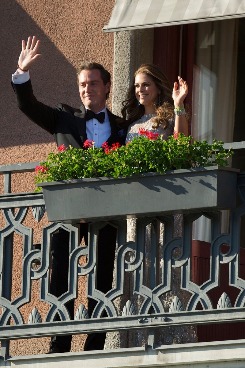Na predvečer poroke je par oboževalcem pomahal z balkona kraljeve palače. (foto: Profimedia)
