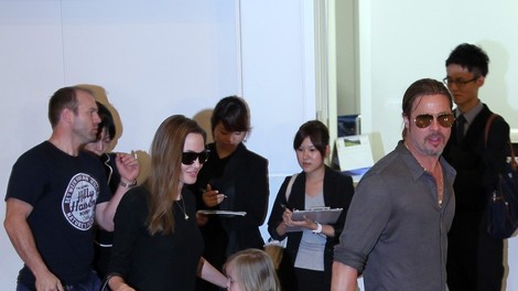 Foto: Družina Jolie-Pitt prispela v Tokio