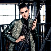 Kratke hlače Nelizabeta, 158 €; bluza Maja Štamol, 183 €; plašč Krznarstvo Eber, 295 €; pas AlmiraSadar, 95 €. (foto: Fulvio Grissoni)