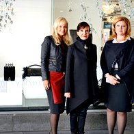 Jerneja Jager, direktorica
Modiane, Marjeta Grošelj
in Katja Mihelič, direktorica
blagovnice Maxi. (foto: primož predalič, sašo radej)