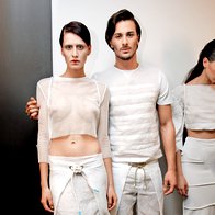 Minimalizem 
v beli: Top in hlače, majica in hlače, vse Tanja Zorn; obutev United Nude. (foto: Helena Kermelj)