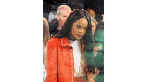 Foto: "Ukročena" Rihanna v Chanelu iz 90.