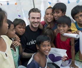 Foto: David Beckham obiskal filipinske otroke
