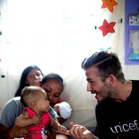 Foto: David Beckham obiskal filipinske otroke (foto: UNICEF/ Per-Anders Pettersson)