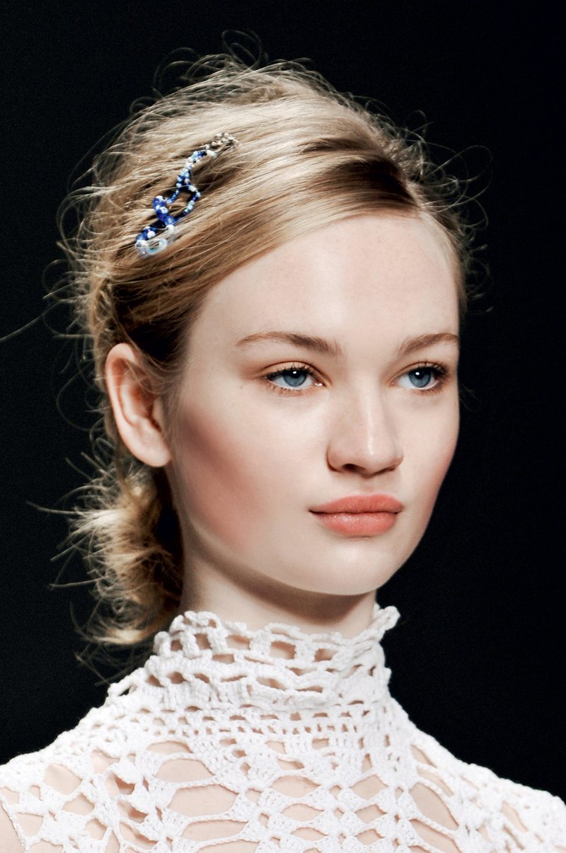 Okrasite svoje lase z draguljem ob strani (foto: revija Elle)
