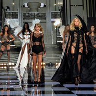 Po modni brvi so se sprehodili angelčki Victoria's Secret (foto: profimedia)