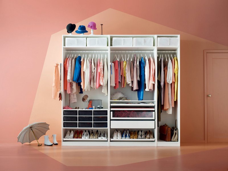Kompozicija z garderobnimi elementi sistema Pax, Ikea, ki ga sestavljate po lastnih željah in potrebah. (foto: promocijski materijal)