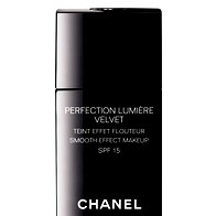 Puder: Chanel, Perfection Lumière Velvet (foto: Helena Kermelj)