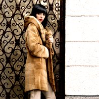 Plašč Eber,
4.792 €; hlače Marella Sport,
145 €; salonarji
Elisabetta Franchi, 332 €; prstan na levi roki Marco
Biccego, 1.220 €. (foto: Fulvio Grissoni)
