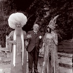 Markiza v kostumu s povabljencem, problečenim v Turka, na vrtu Ca' Venier dei Leoni, 1913. (foto: promocijsko gradivo, )