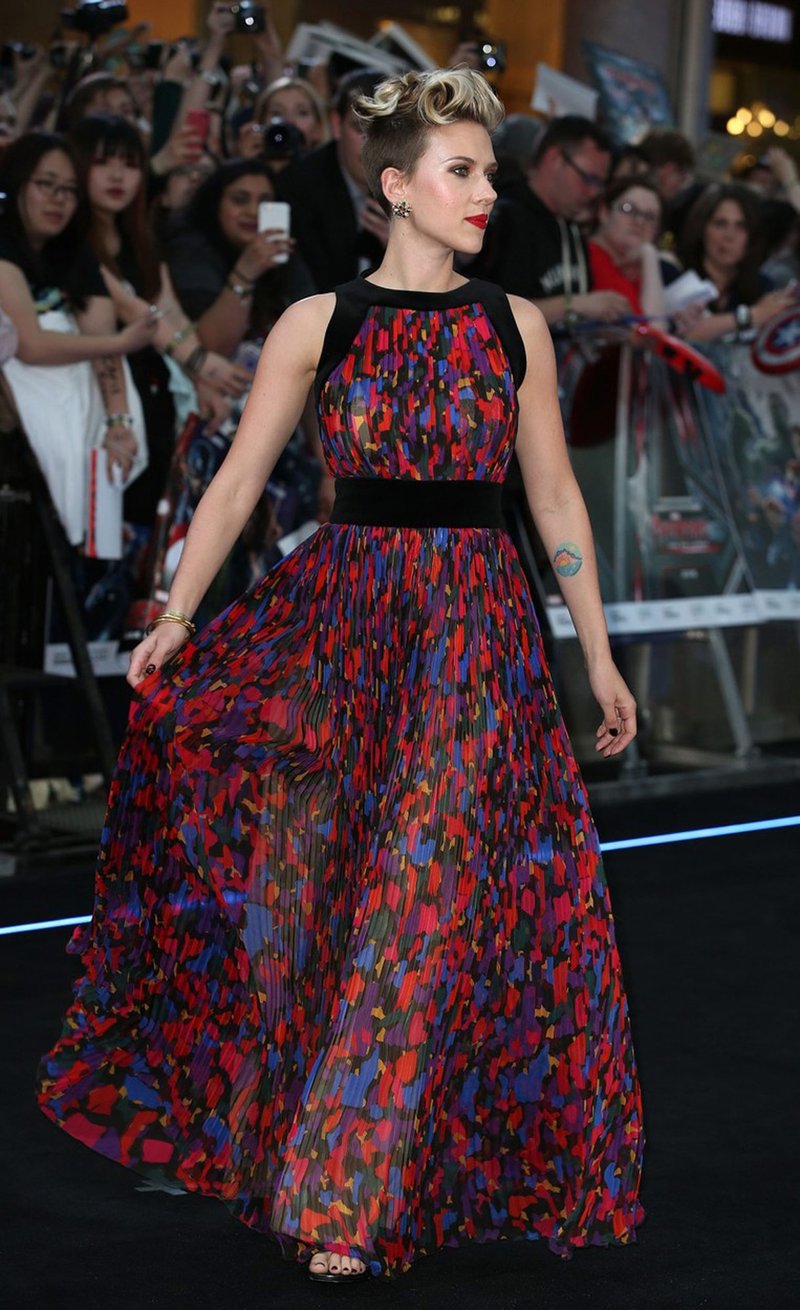 Scarlett Johansson v barvitem pliseju (foto: profimedia)