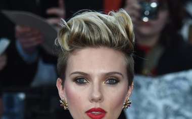 Scarlett Johansson v barvitem pliseju