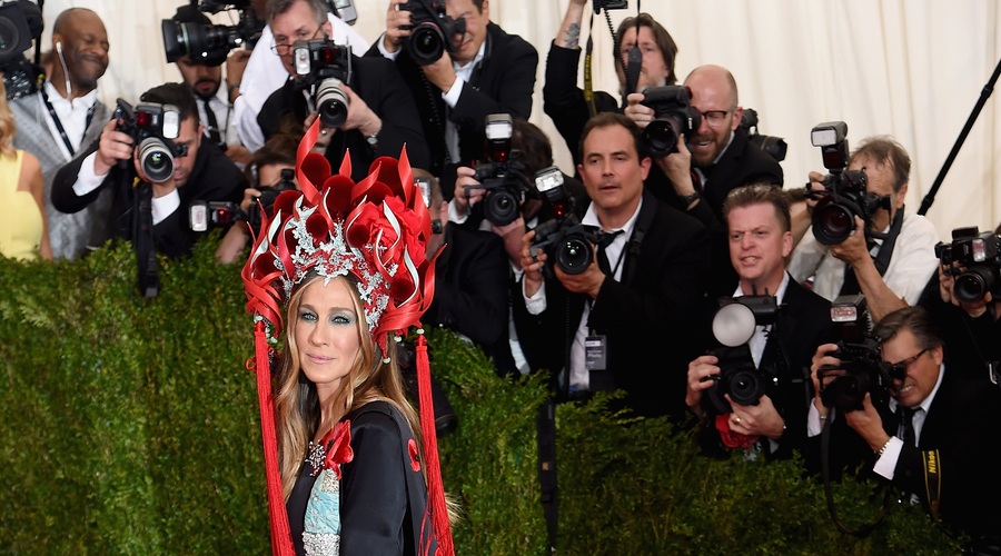 Sarah Jessica Parker, oblečena v H&M-ovo črno svileno obleko z eno naramnico, ki jo je oblikovala v sodelovanju s podjetjem H&M, s padajočo vlečko, okrašeno s škrlatnimi maki. (foto: H&M)