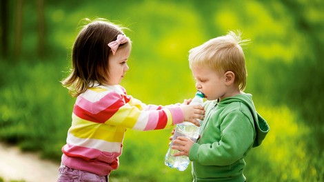 Otroci in njihova potreba po pitju vode