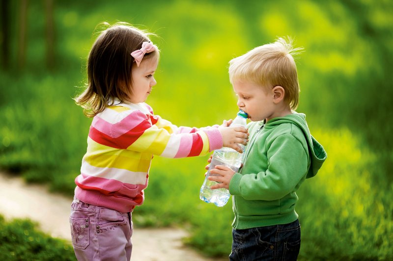 Otroci in njihova potreba po pitju vode (foto: Shutterstock)
