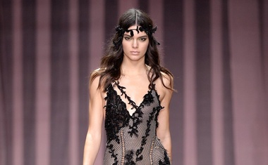 Foto: Atelier Versace v Parizu navdušil s sanjavo kolekcijo