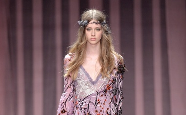 Foto: Atelier Versace v Parizu navdušil s sanjavo kolekcijo
